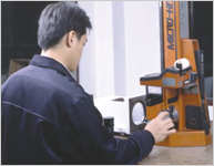 精密零件在花崗巖平臺上，用二次
元量床檢測。